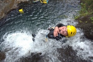 Auckland Canyoning äventyr i regnskogen