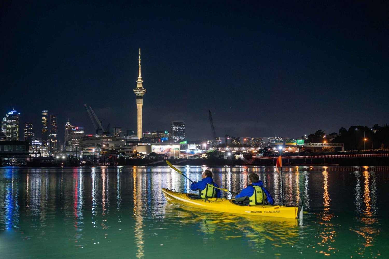 Auckland: Tour notturno in kayak con le luci della città