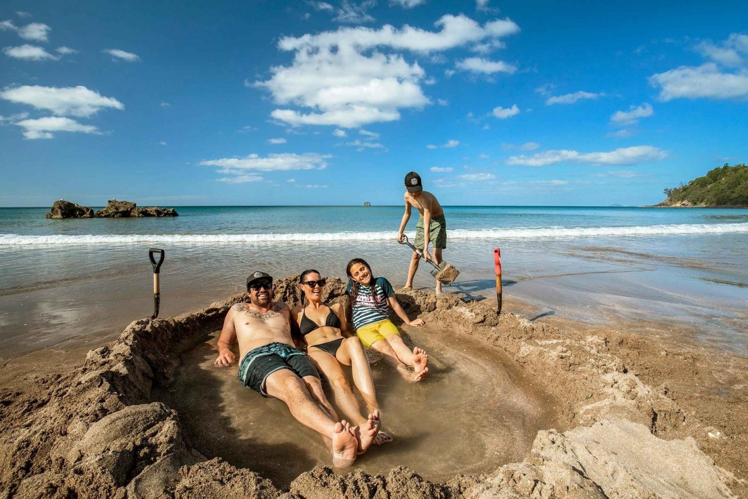 Excursión de un día a CUEVA CATEDRAL y PLAYA DE AGUA CALIENTE desde Auckland