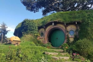 Auckland: Hobbiton, Rotorua, Waiotapu and Waitomo 3-Day Tour