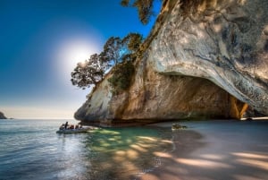 From Auckland: Cathedral Cove & Hot Water Beach Tour