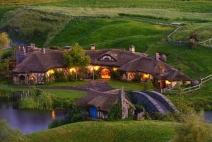 Fra Auckland: Hobbiton & Rotorua Māori Village med hangi-frokost