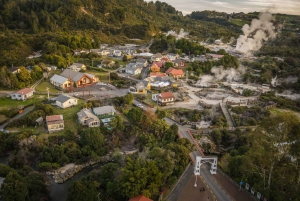 Wylot z Auckland: Hobbiton i Rotorua Maori Village z lunchem Hangi