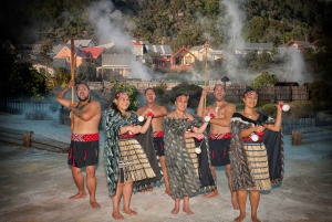 Wylot z Auckland: Hobbiton i Rotorua Maori Village z lunchem Hangi