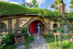 Fra Auckland: Hobbiton Movie Set og Waitomo Caves Tour