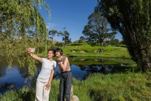 Fra Auckland: Hobbiton Movie Set og Waitomo Caves Tour