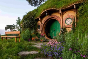 Fra Auckland: Hobbiton Movie Set og Waitomo Caves Tour