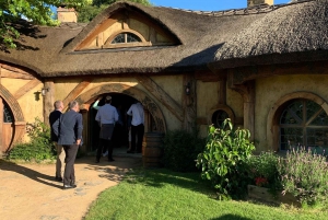 Fra Auckland: Hobbiton Movie Set og Waitomo Caves Tour