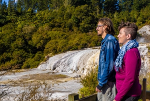 Från Auckland: Waitomo-grottan och Orakei Korako Gruppdagstur