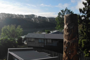 Desde Auckland: Excursión de un día en grupo a la Cueva de Waitomo y Orakei Korako