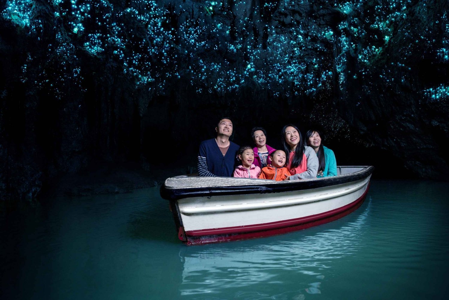 De Auckland: Excursão de um dia às grutas de Waitomo com passeio de barco