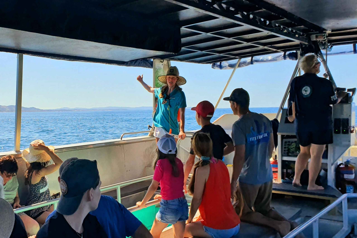 Ilha das Cabras: Passeio de barco com fundo de vidro