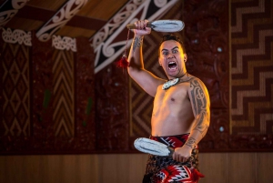 Auckland: Māori Evening Dinner and Private Show Experience