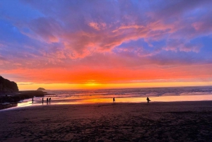 Oeste de Auckland: Pôr do sol com piscina térmica e vista noturna