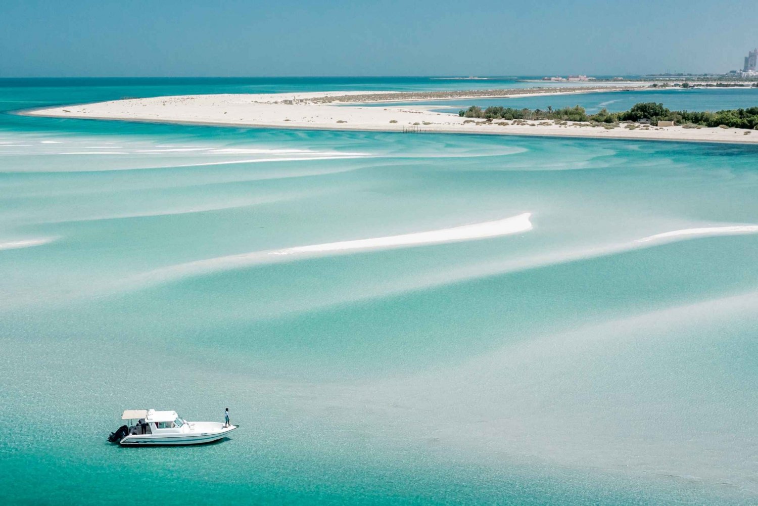 Abu Dhabi: 4-Hour Guided Cruise & Island Hopping