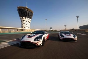 Abu Zabi: przejażdżka samochodem Aston Martin GT4 jako kierowca lub pasażer