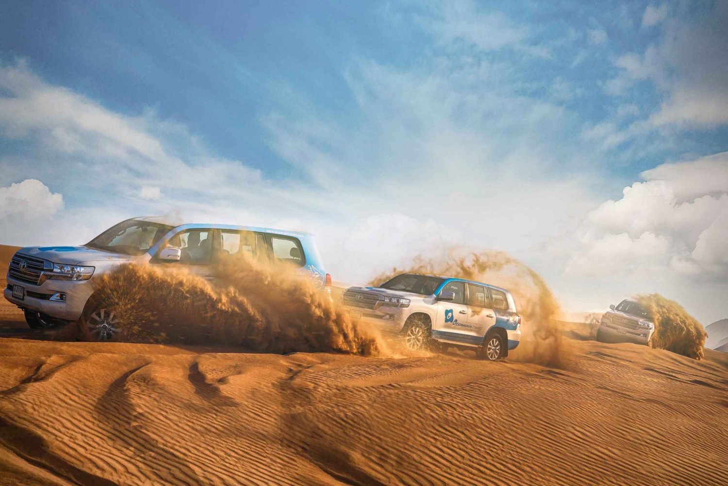 Abu Dhabi: Safari nel deserto con barbecue, giro in cammello e sandboarding