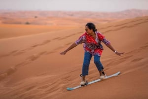 Abu Dhabi : Safari dans le désert avec barbecue, balade à dos de chameau et surf des sables