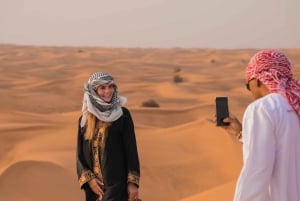 Abu Dhabi : Safari dans le désert avec barbecue, balade à dos de chameau et surf des sables