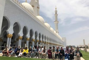 Abu Dhabi: Full Day Live Guide Discovery Tour