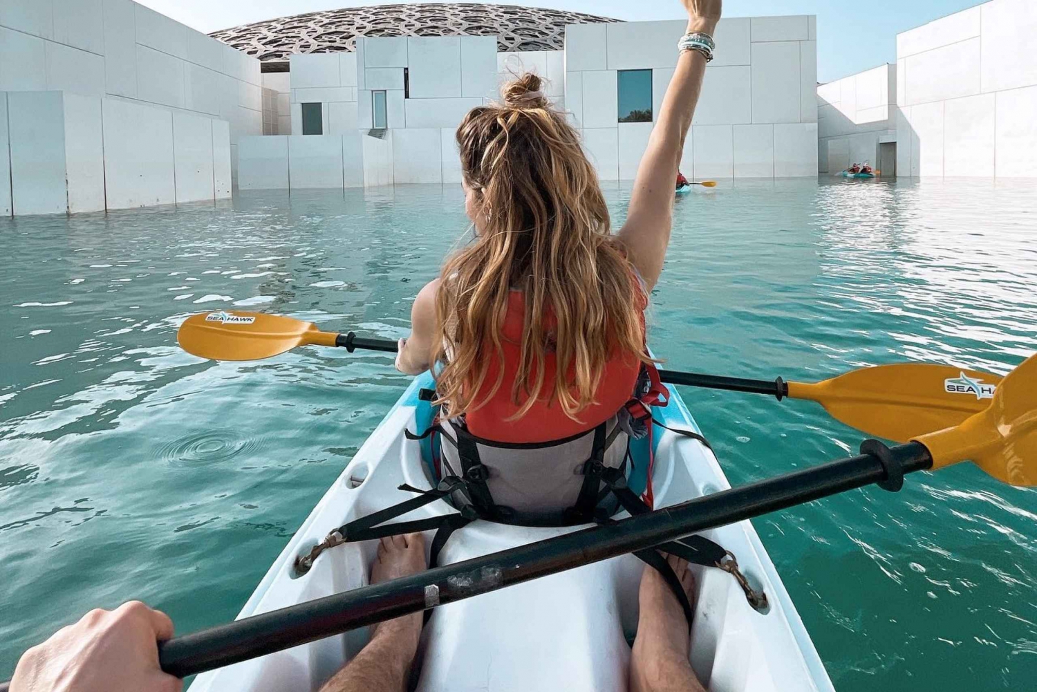 Abu Dhabi: Guided Kayak Tour around Louvre