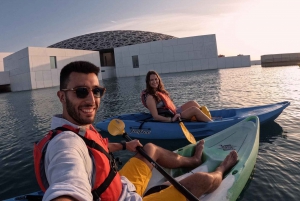 Abu Dhabi: Excursión guiada en kayak alrededor del Louvre