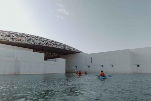 Abu Dhabi: Excursión guiada en kayak alrededor del Louvre