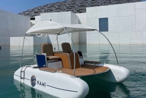Abu Dhabi: luxe elektrische catamaranrit bij het Louvre