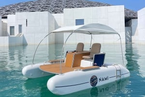 Abu Dhabi: luxe elektrische catamaranrit bij het Louvre