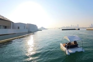 Abu Dhabi: luxe elektrische catamaranrit bij het Louvre