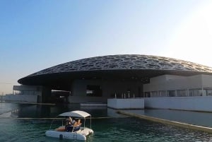 Abu Dhabi: luxe elektrische catamaranrit bij het Louvre