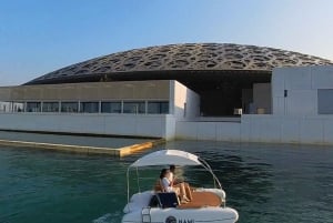 Abu Dhabi: luxe elektrische catamaranrit bij het Louvre