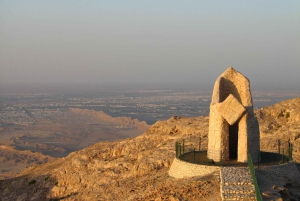 De Abu Dhabi a Al Ain: dos campos reais aos picos das montanhas