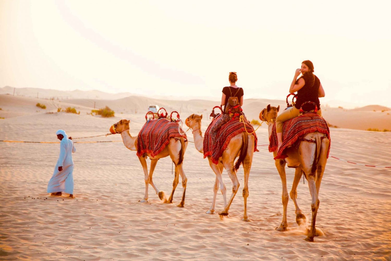 Experiência tradicional de acampamento no deserto de Abu Dhabi e moto-quatro