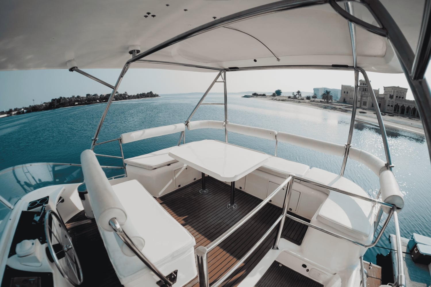 アブダビ島カタマランクルーズ（5時間パッケージ）をご利用ください