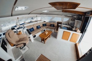 アブダビ島カタマランクルーズ（5時間パッケージ）をご利用ください