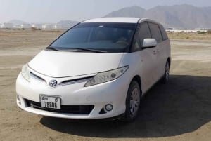 ドバイ：運転手サービス付き Previa 7 人乗り専用車レンタル