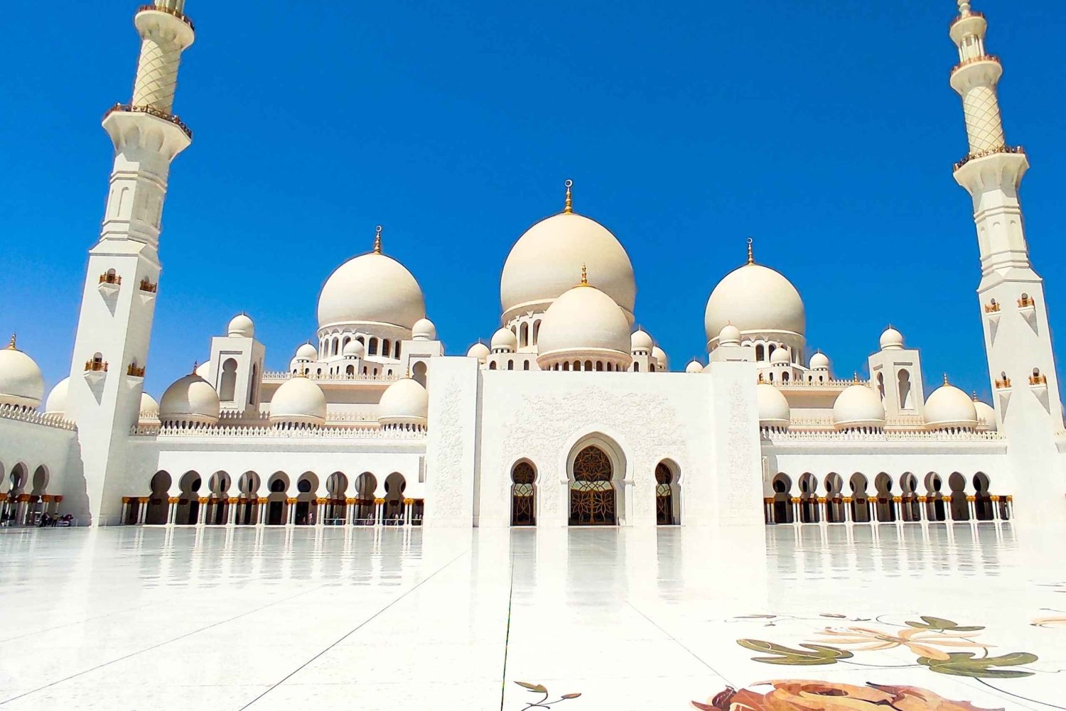 Passeio noturno em Abu Dhabi com visita à Corniche e à mesquita