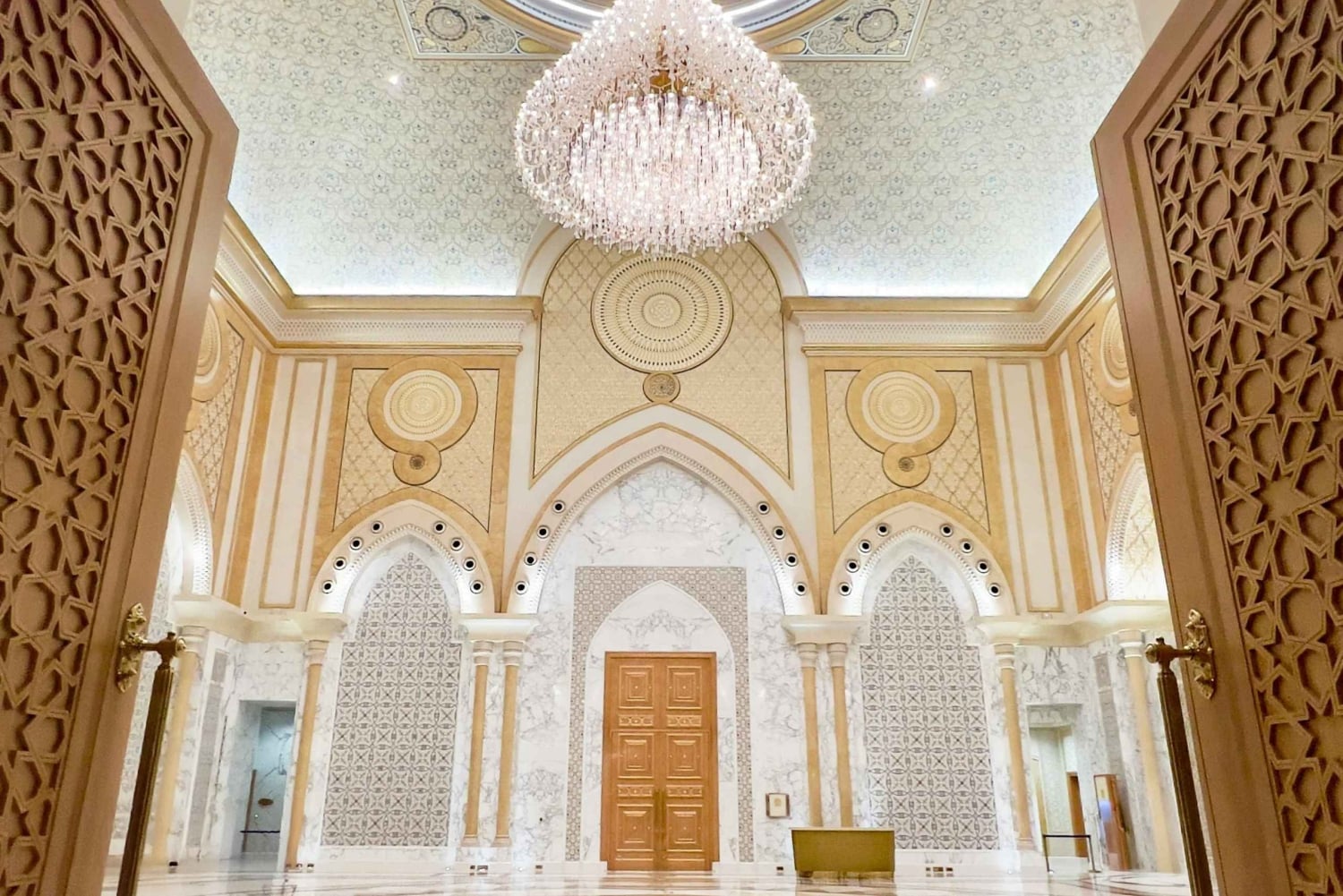 Abendliche Städtetour durch Abu Dhabi mit Corniche und Moschee-Besuch