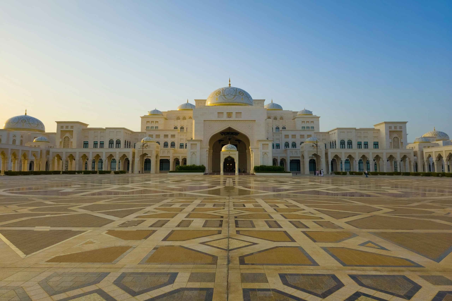 Abendliche Städtetour durch Abu Dhabi mit Corniche und Moschee-Besuch