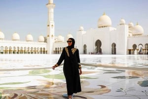 Von Abu Dhabi aus: Stadtbesichtigung und Sheikh Zayed Moschee