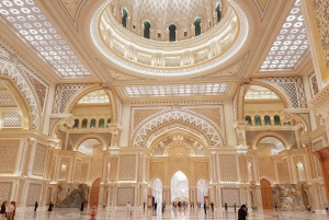 Von Abu Dhabi aus: Sheikh Zayed Moschee und Qasr Al Watan Tour