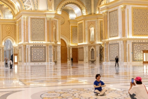 Von Abu Dhabi aus: Sheikh Zayed Moschee und Qasr Al Watan Tour