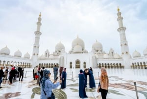 Fra Dubai: Abu Dhabi Sheikh Zayed-moskeen - guidet tur