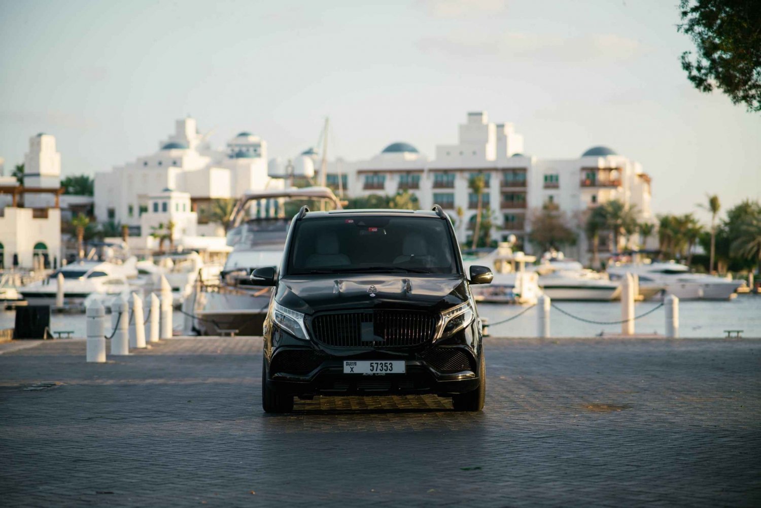 Von Dubai aus: Privater Van-Transfer im Maybach