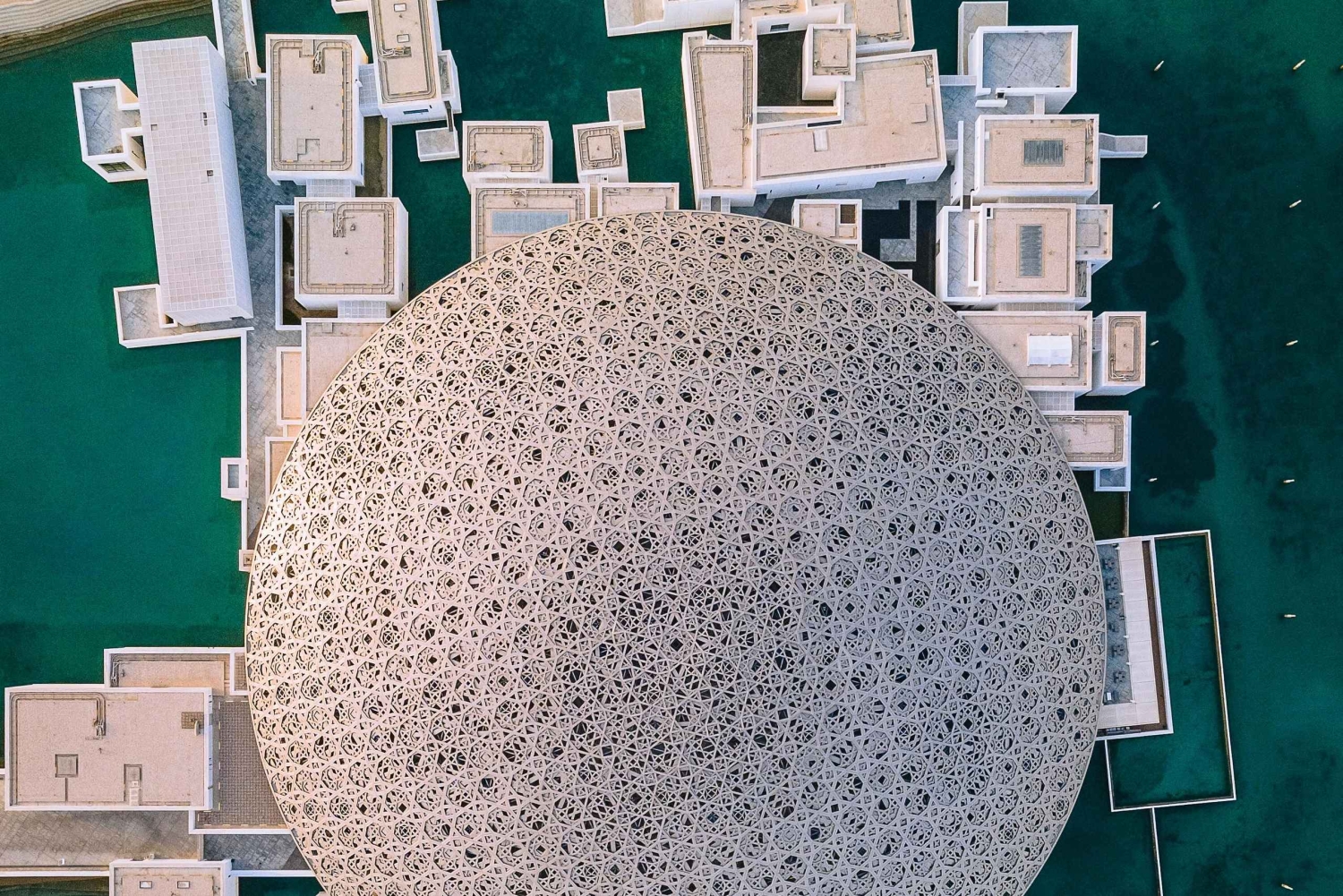 Частный тур по Абу-Даби на целый день с посещением Лувра и Каср аль-Ватана