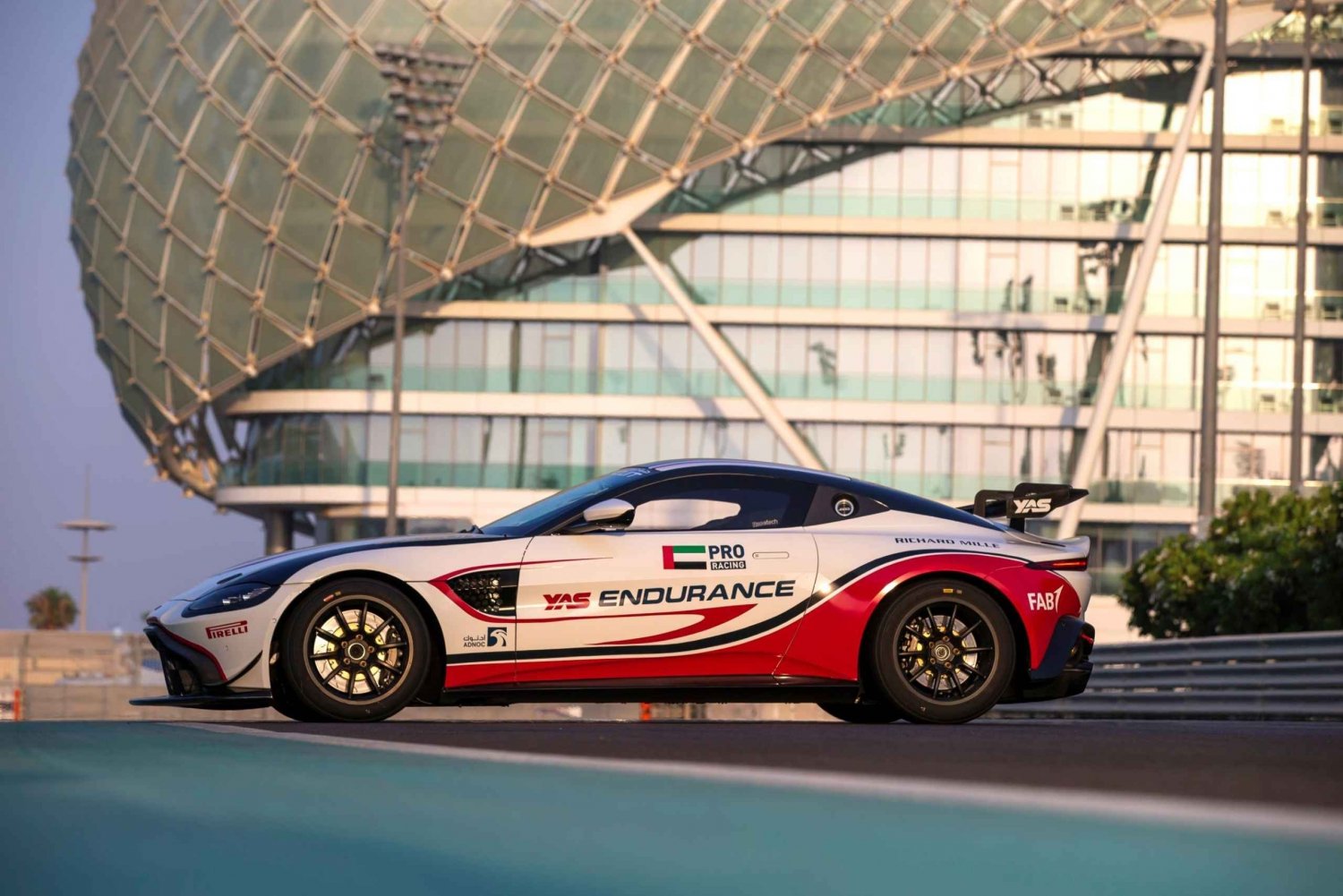 Aston Martin GT4 Passagierfahrt auf dem Yas Marina Circuit