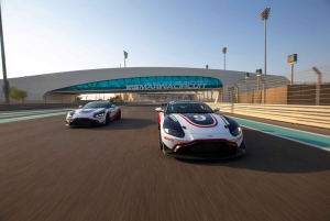 Giro passeggeri Aston Martin GT4 sul circuito di Yas Marina