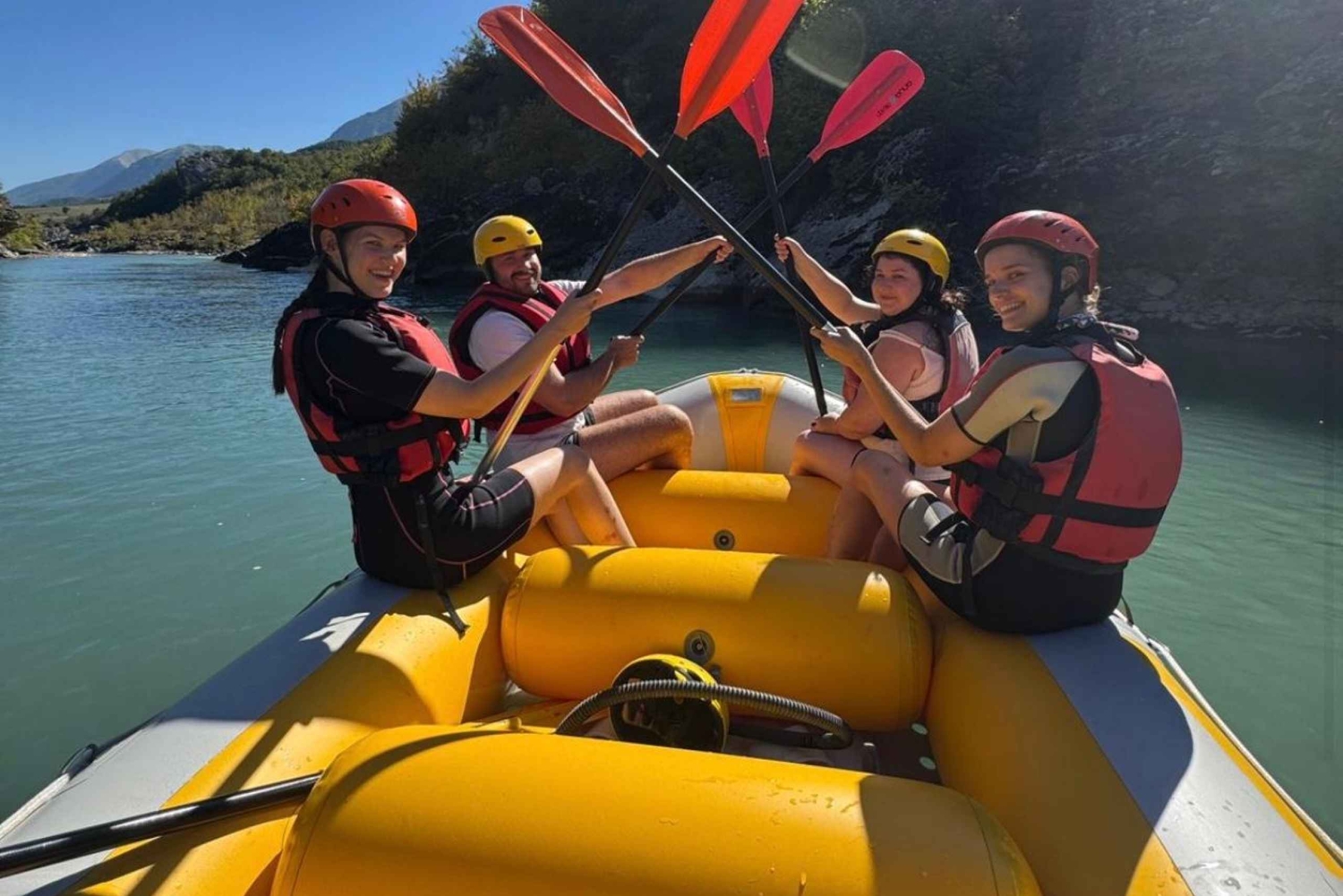 サランダ発、ヴヨサ川でラフティング＆ペルメット温泉アドベンチャーへご案内します