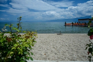 Albanian järven ympäri Ohridista.